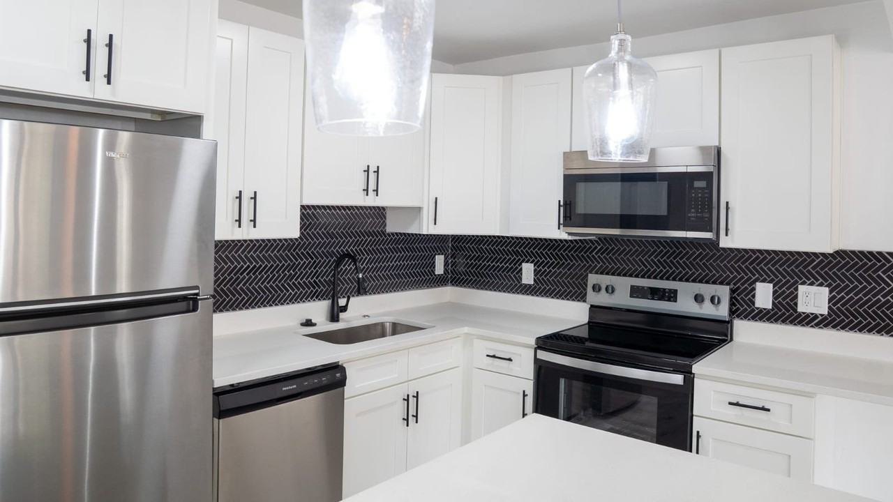 15 N Saturn Ave - Photo 2 of 19