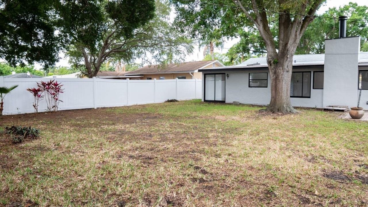 15 N Saturn Ave - Photo 6 of 19
