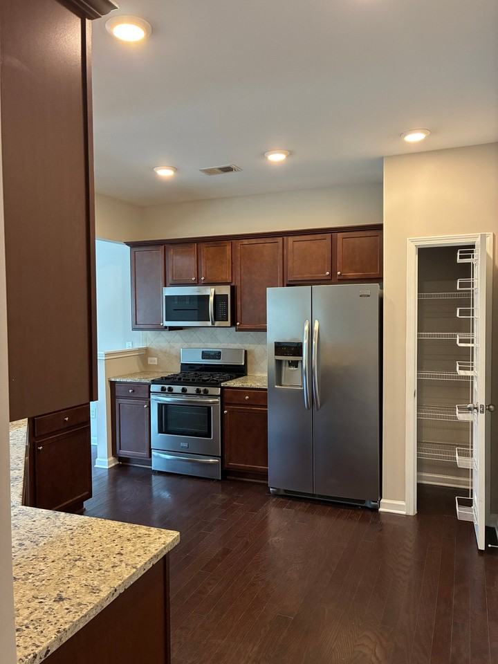 1335 Hampton Oaks Dr - Photo 3 of 20