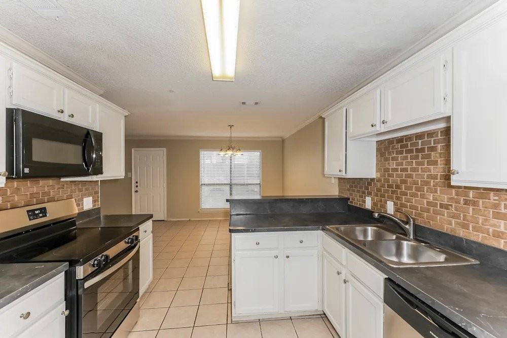 1459 Thistlewood Ln - Photo 3 of 8