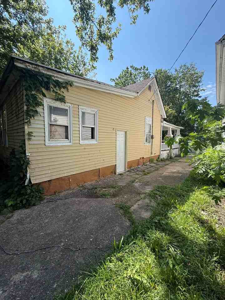 1344 E Condit St - Photo 4 of 16