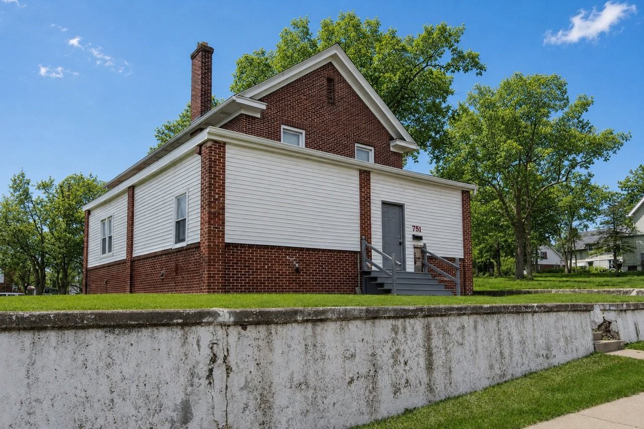 751 Dupont St - Photo 2 of 20