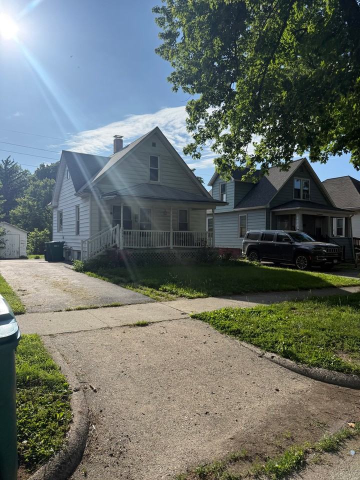 2061 N College St - Photo 2 of 20