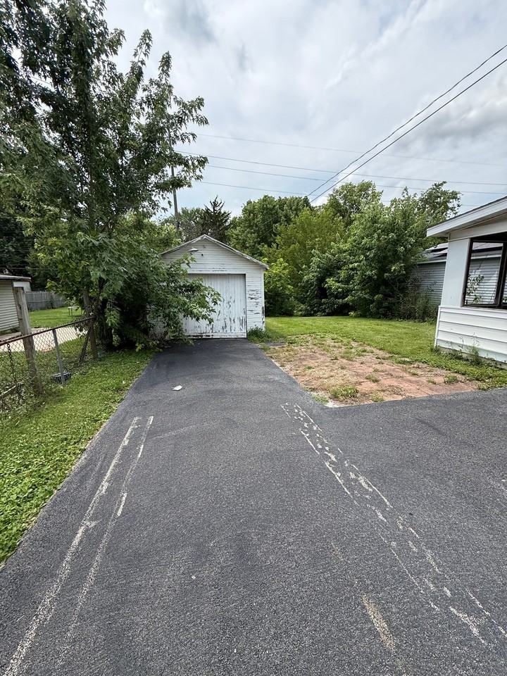 2061 N College St - Photo 3 of 20