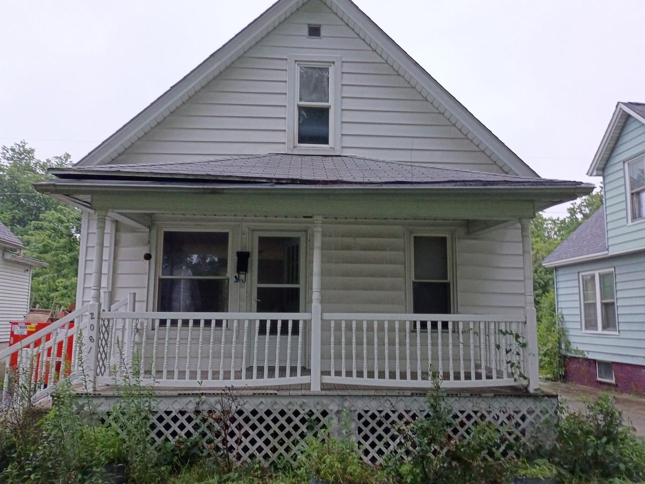 2061 N College St - Photo 4 of 20