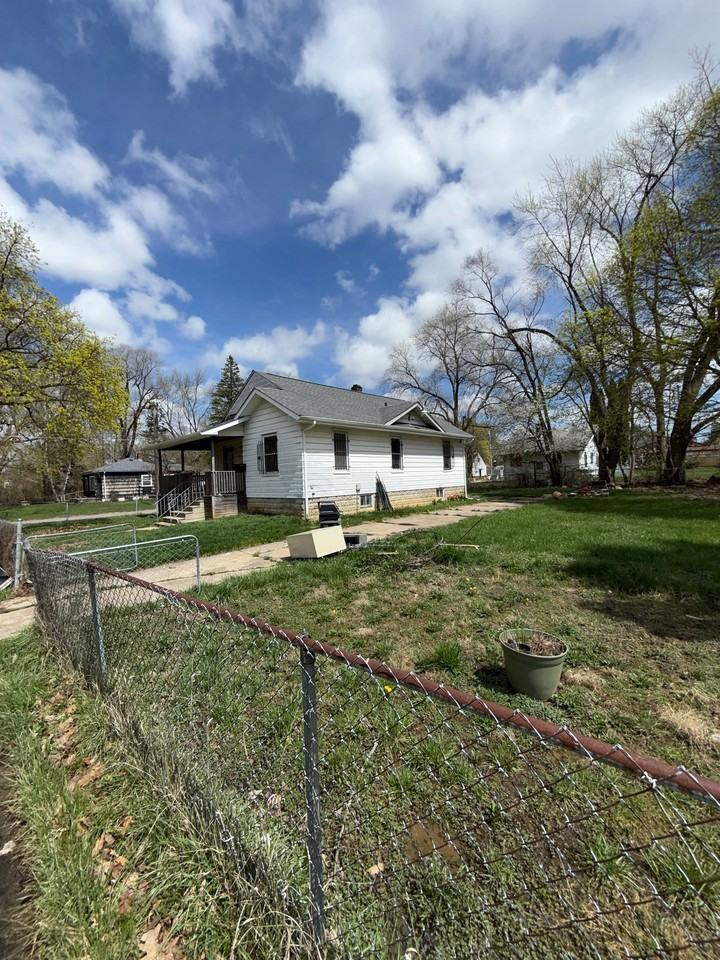 3918 Trumbull Ave - Photo 2 of 15