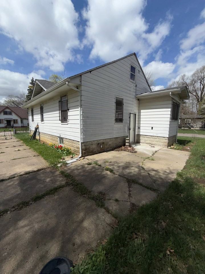 3918 Trumbull Ave - Photo 3 of 15