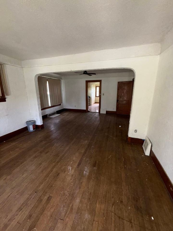 3918 Trumbull Ave - Photo 4 of 15