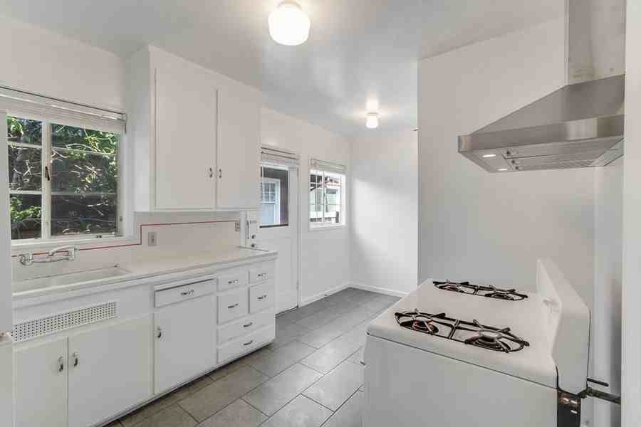 2727 Parker St #C - Photo 3 of 19