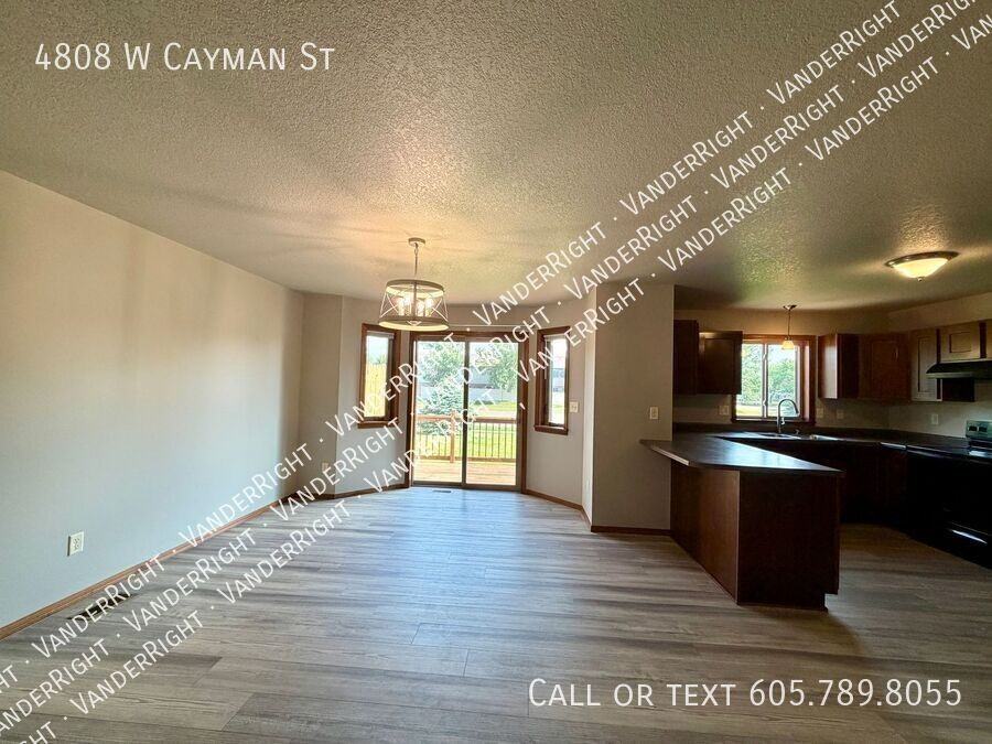 4808 W Cayman St - Photo 4 of 30