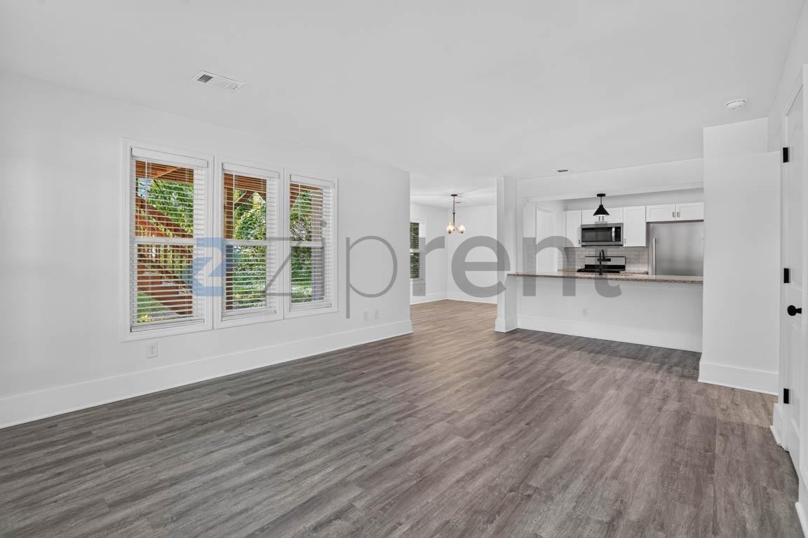 4013 Hawthorne Cir Se #3 - Photo 4 of 24