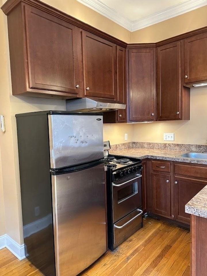 214 Pine St #2F - Photo 6 of 11