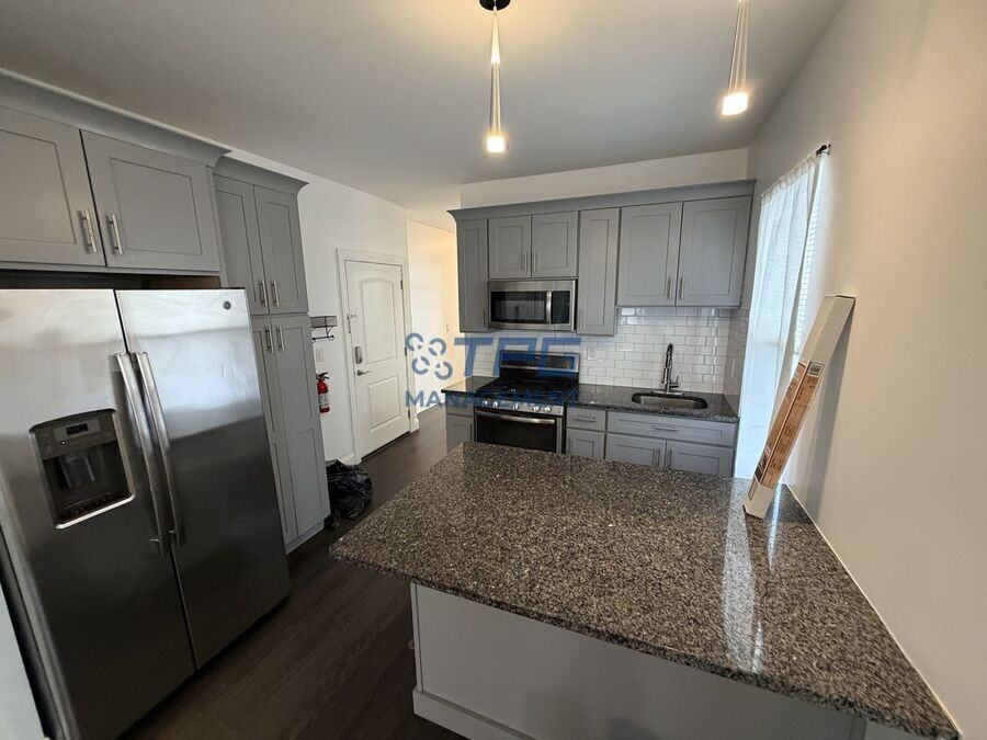 937 Pennington St #1R - Photo 3 of 7