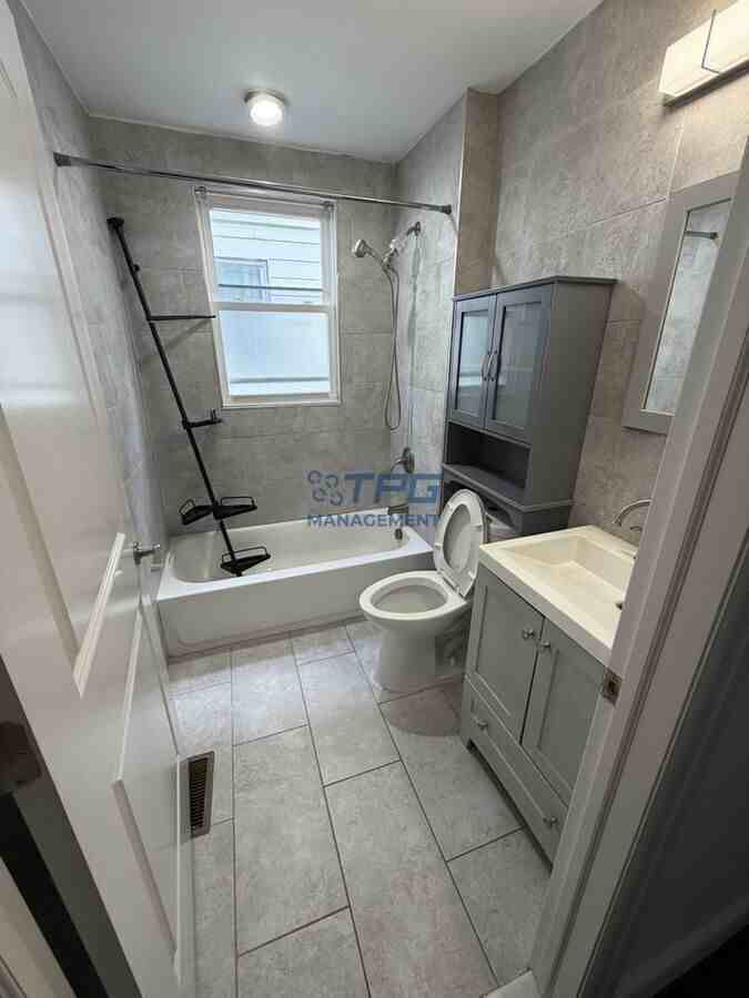 937 Pennington St #1R - Photo 4 of 7