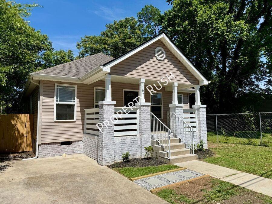 709 N Holly St - Photo 2 of 27