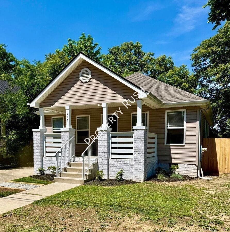 709 N Holly St - Photo 3 of 27