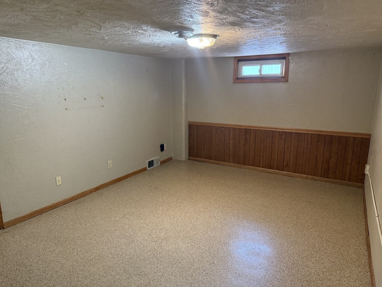 1036 Center St #B - Photo 5 of 9