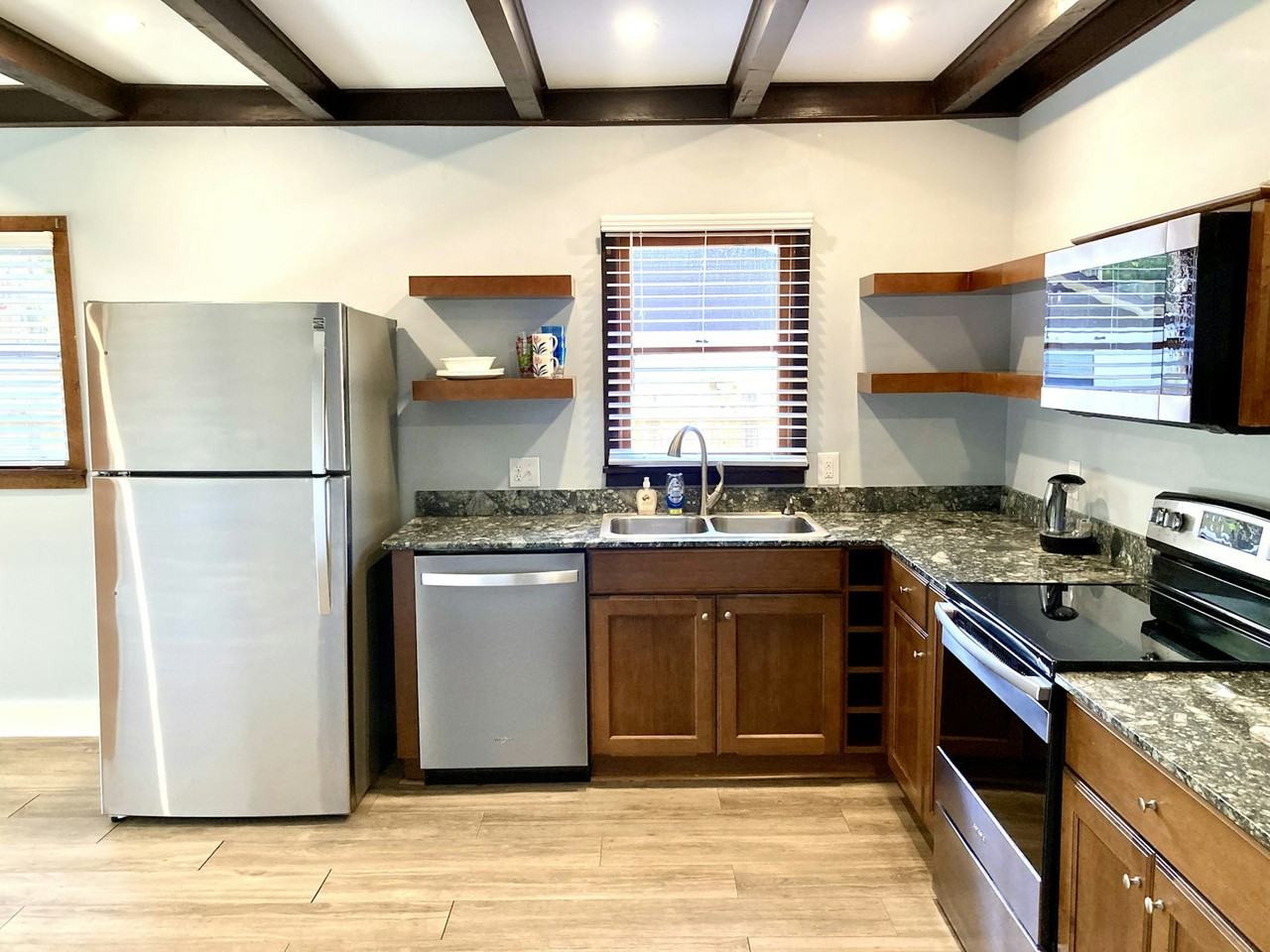 736 SE 9th St - Photo 3 of 12