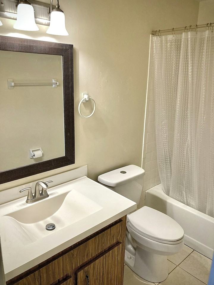 720 Southeast 9th Street, Unit 1 - Photo 4 of 7