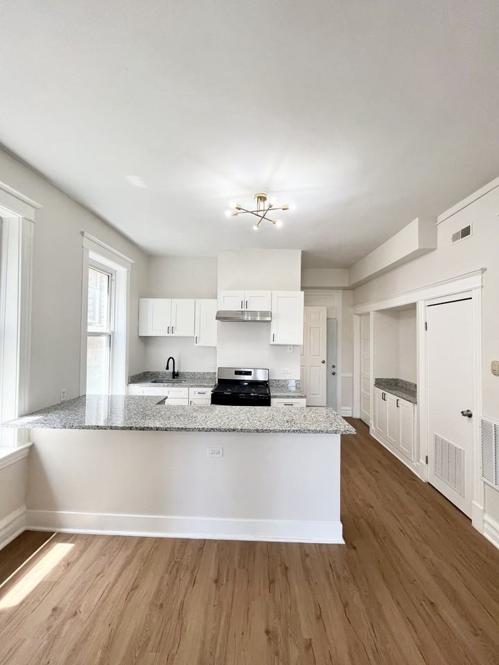 2512 S Trumbull Ave #2F