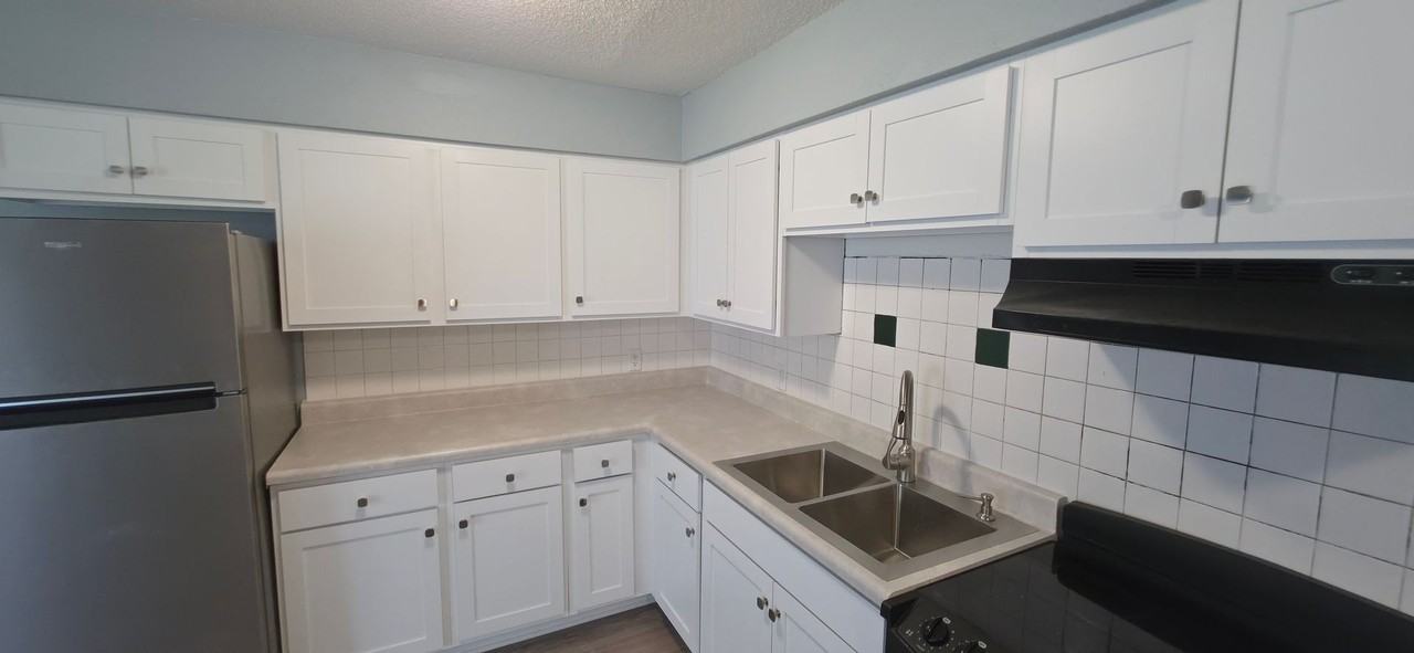 305 E John St #2 - Photo 4 of 11