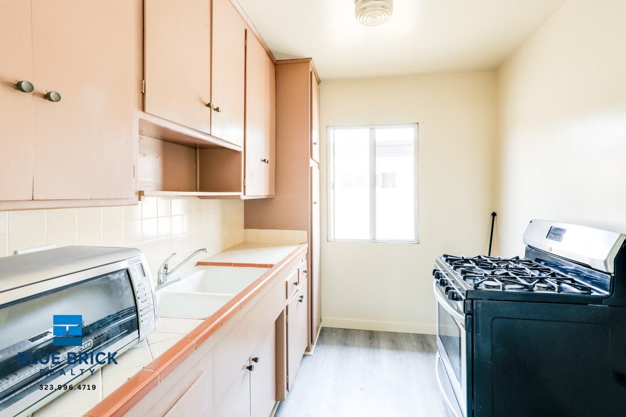 1055 N El Centro Ave #8 - Photo 2 of 16