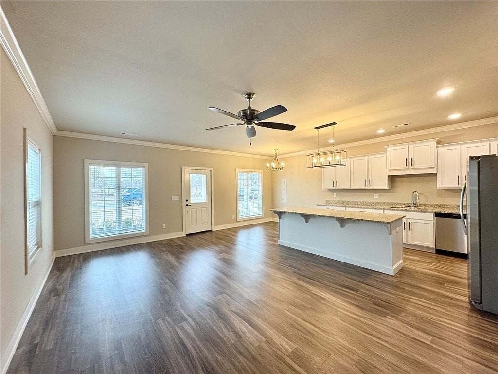 1011 Ne Heights Ln - Photo 2 of 34
