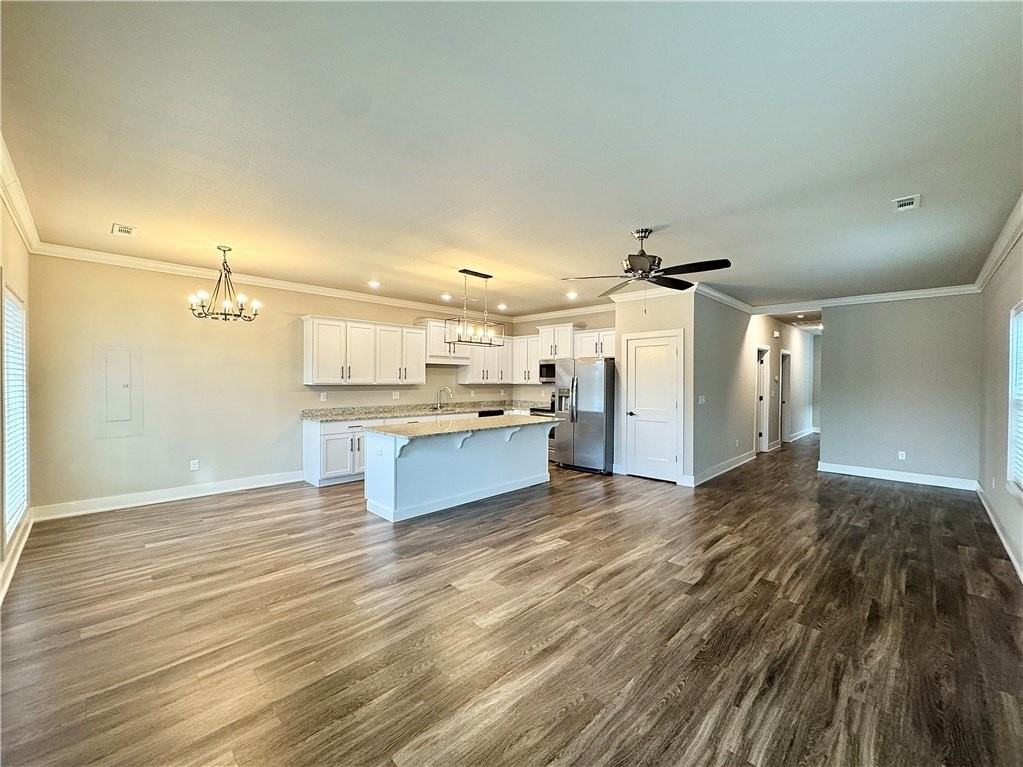 1011 Ne Heights Ln - Photo 6 of 34
