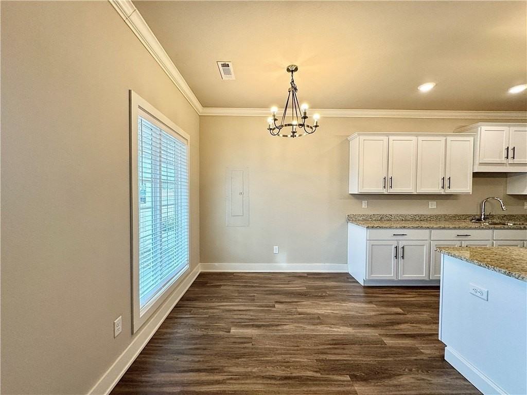 1011 Ne Heights Ln - Photo 7 of 34
