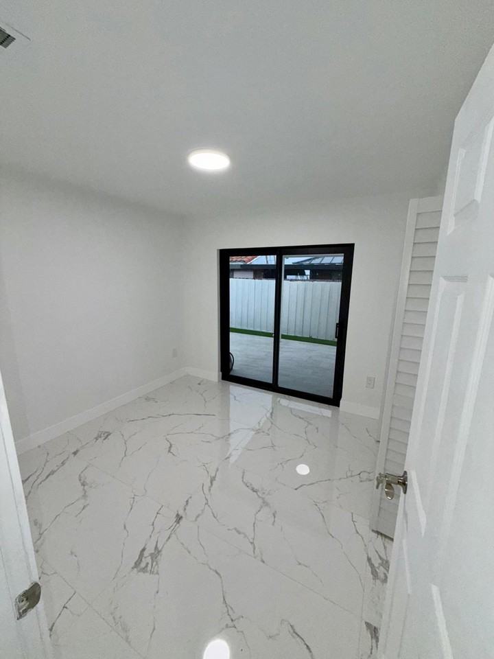 8945 Nw 114th St - Photo 3 of 8
