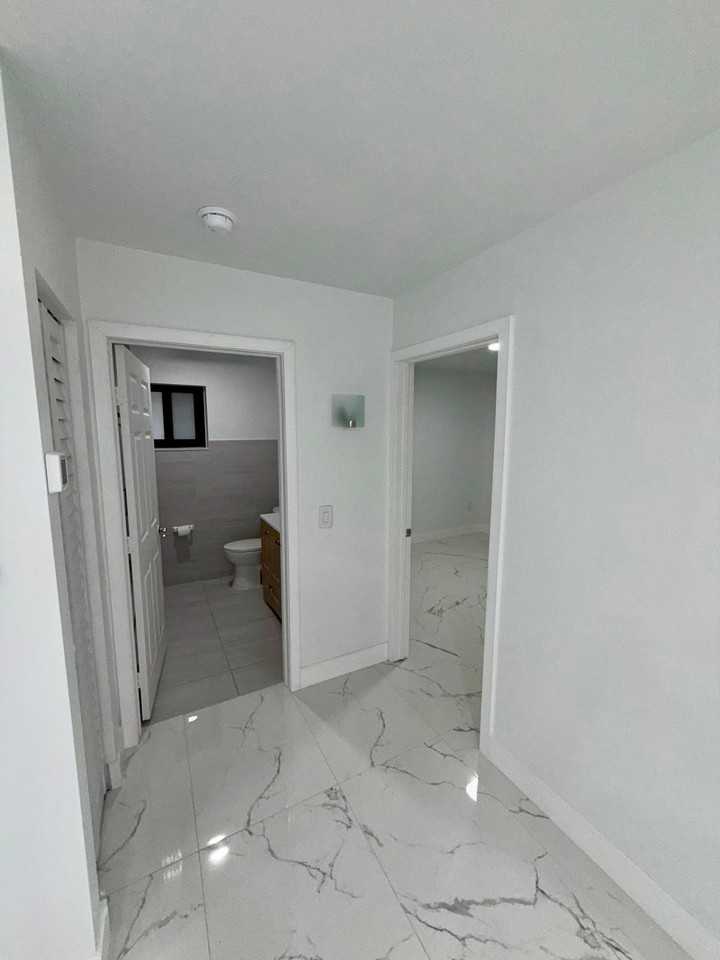 8945 Nw 114th St - Photo 7 of 8