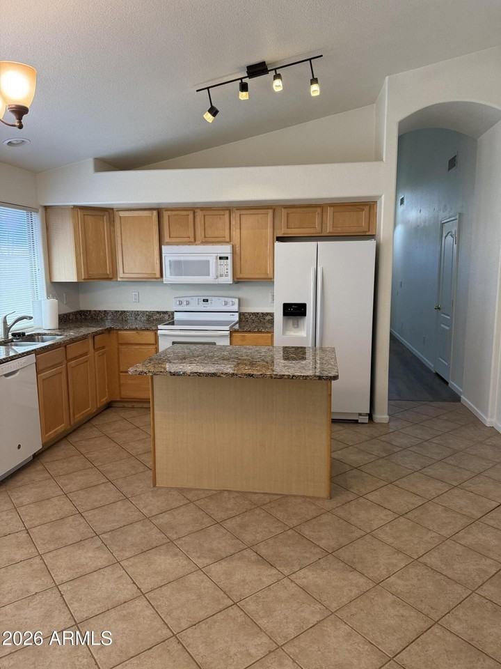 10308 W Jessie Ln - Photo 4 of 11