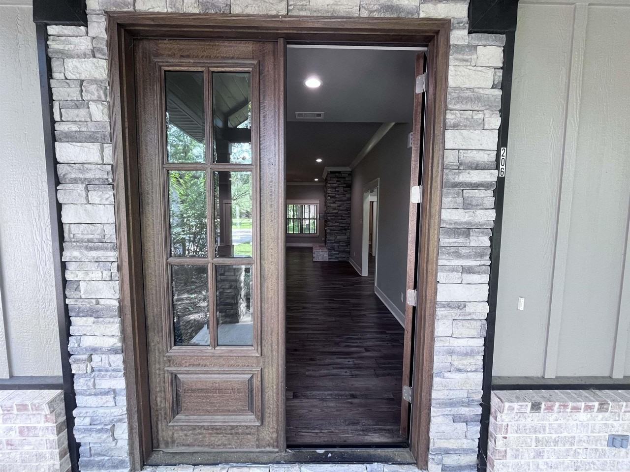 206 Bridgewood Dr - Photo 6 of 50