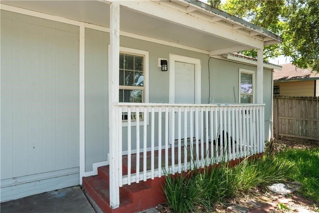 1217 Baywood Ln - Photo 3 of 22