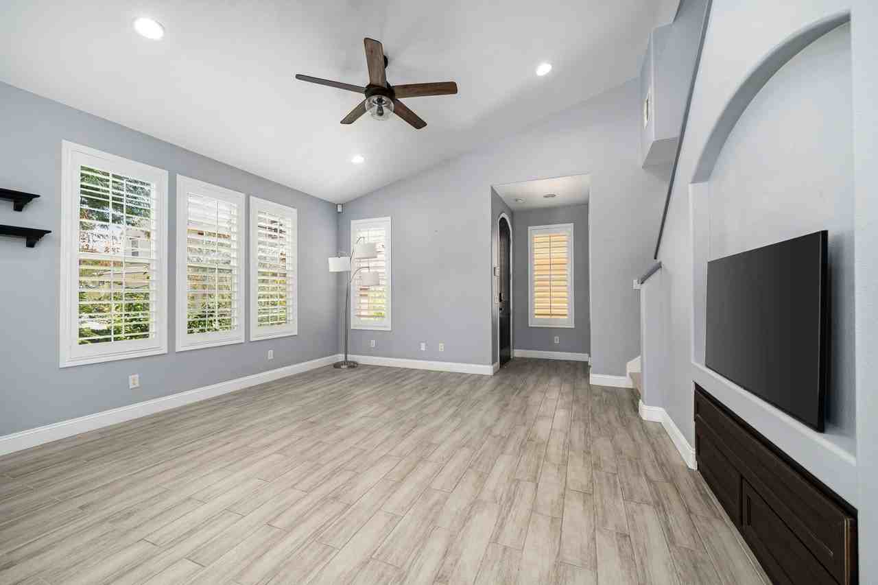 52210 Rosewood Ln - Photo 6 of 39