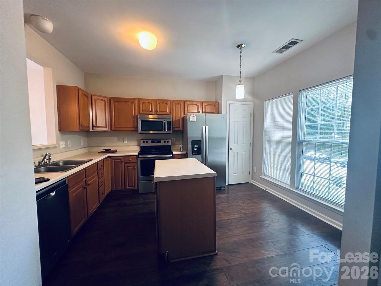 940 Tiger Ln - Photo 2 of 21