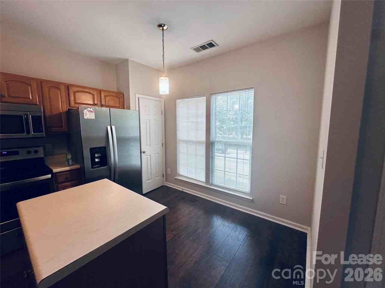 940 Tiger Ln - Photo 4 of 21