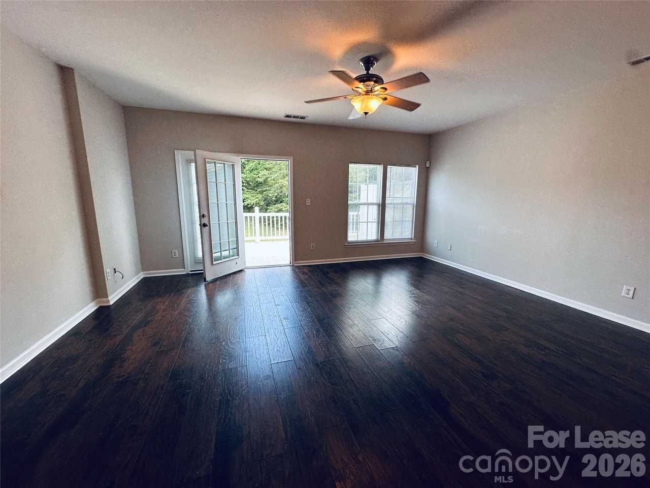940 Tiger Ln - Photo 5 of 21