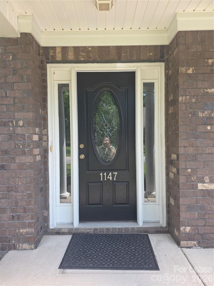 1147 Ashland Dr - Photo 4 of 48