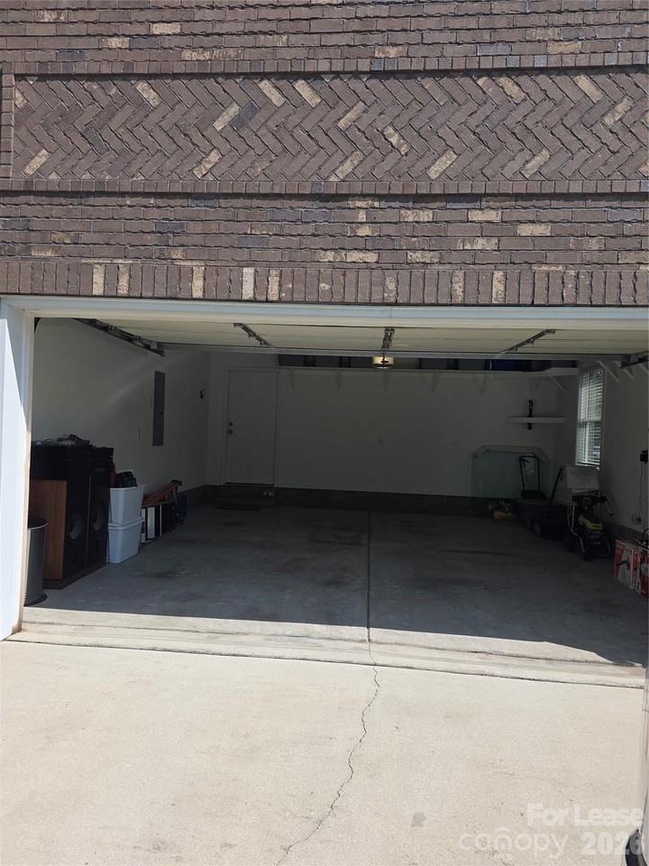 1147 Ashland Dr - Photo 5 of 48
