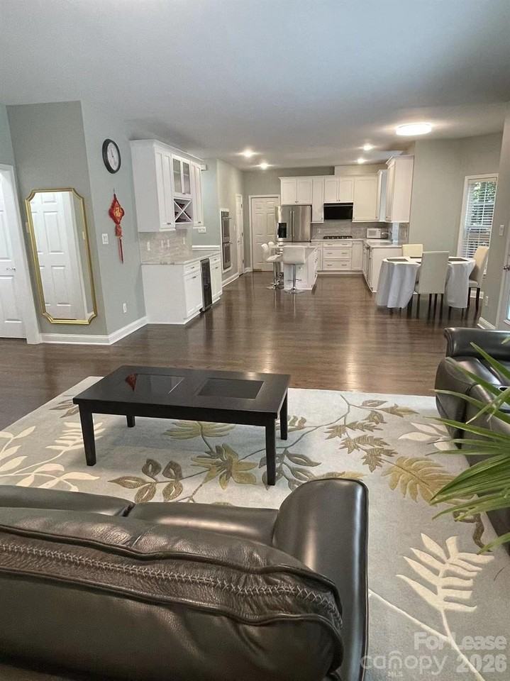 6025 Oakridge Ct - Photo 4 of 46