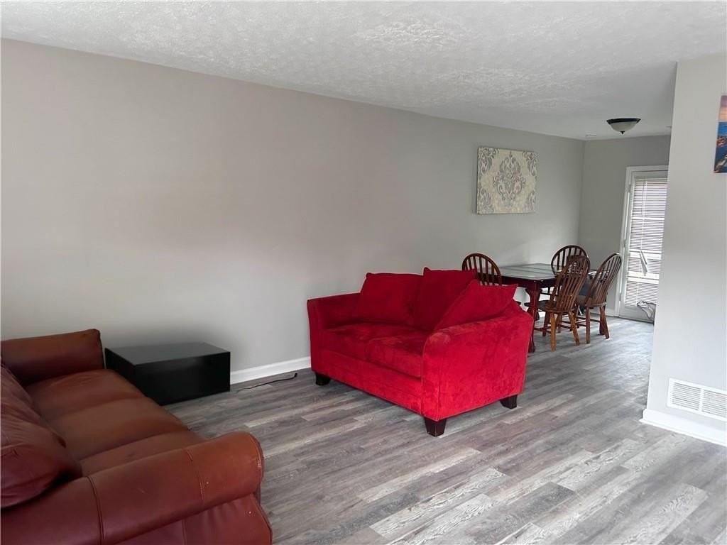 7066 Oakhill Cir - Photo 3 of 8