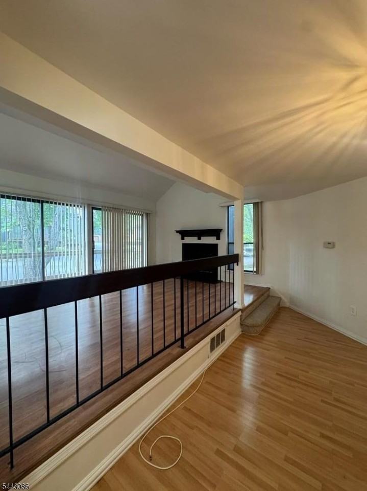 82 Sycamore Ct - Photo 4 of 17
