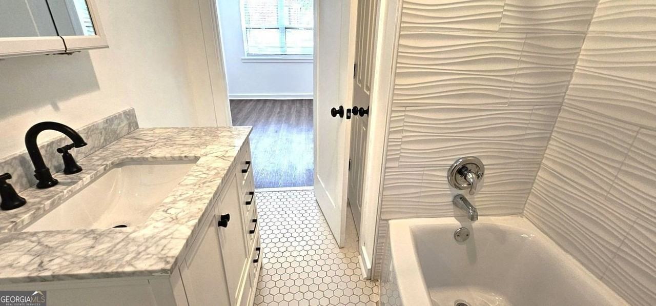 3230 W Shadowlawn Ave Ne - Photo 7 of 10