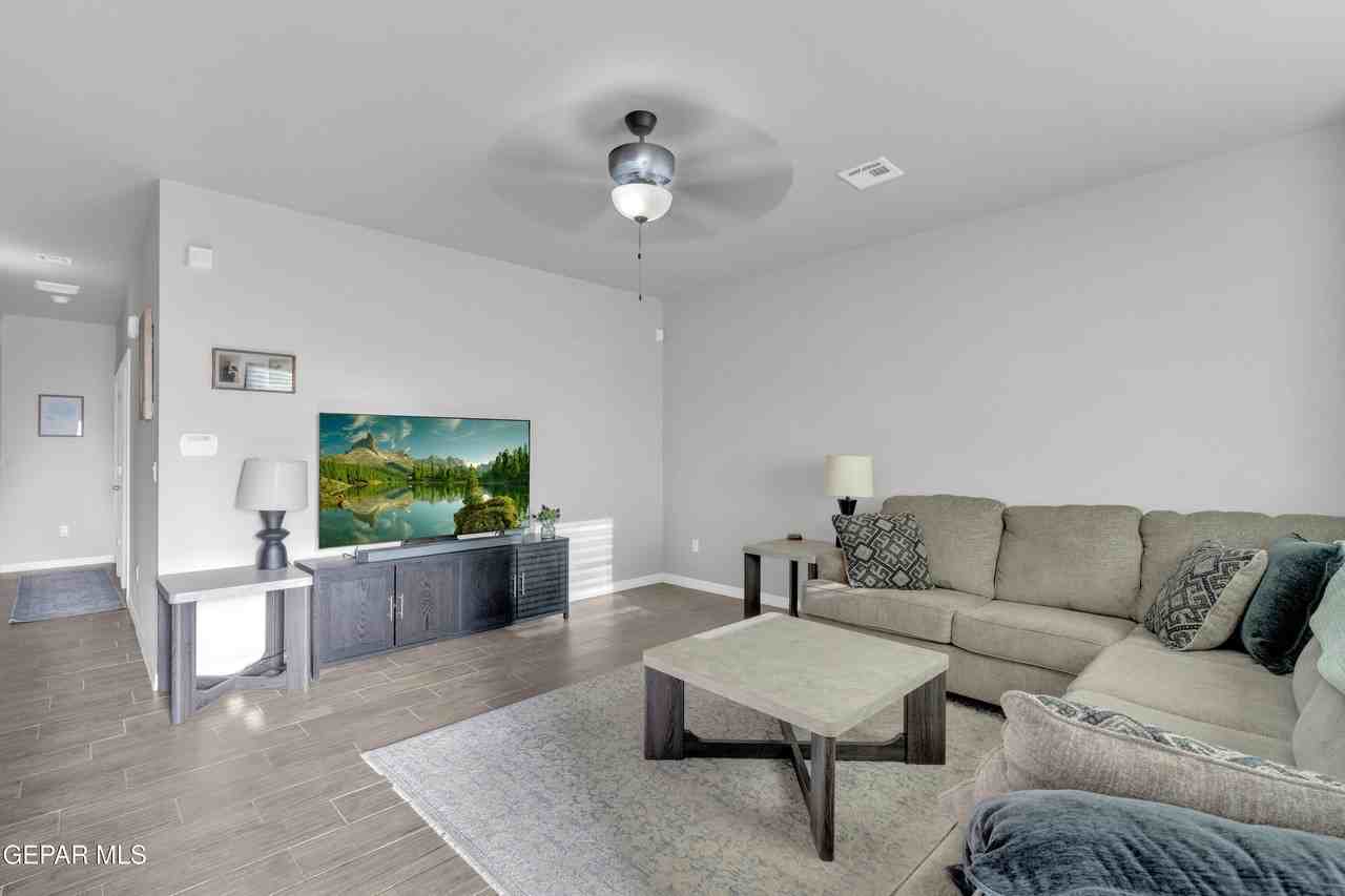 11352 Hidalgo Dr - Photo 3 of 43