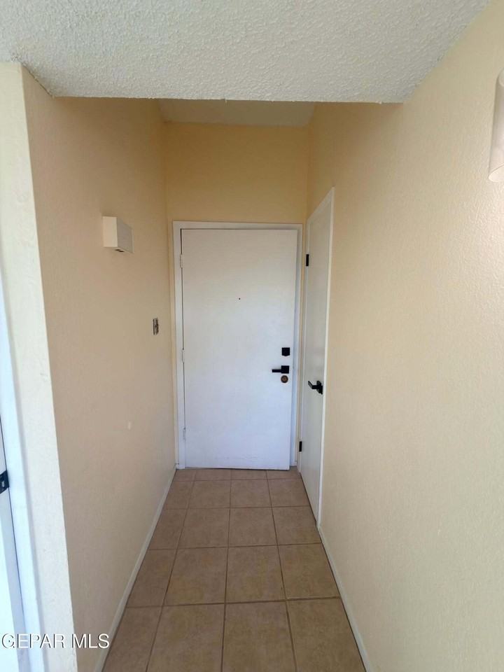 2121 Lake Omega St - Photo 4 of 21