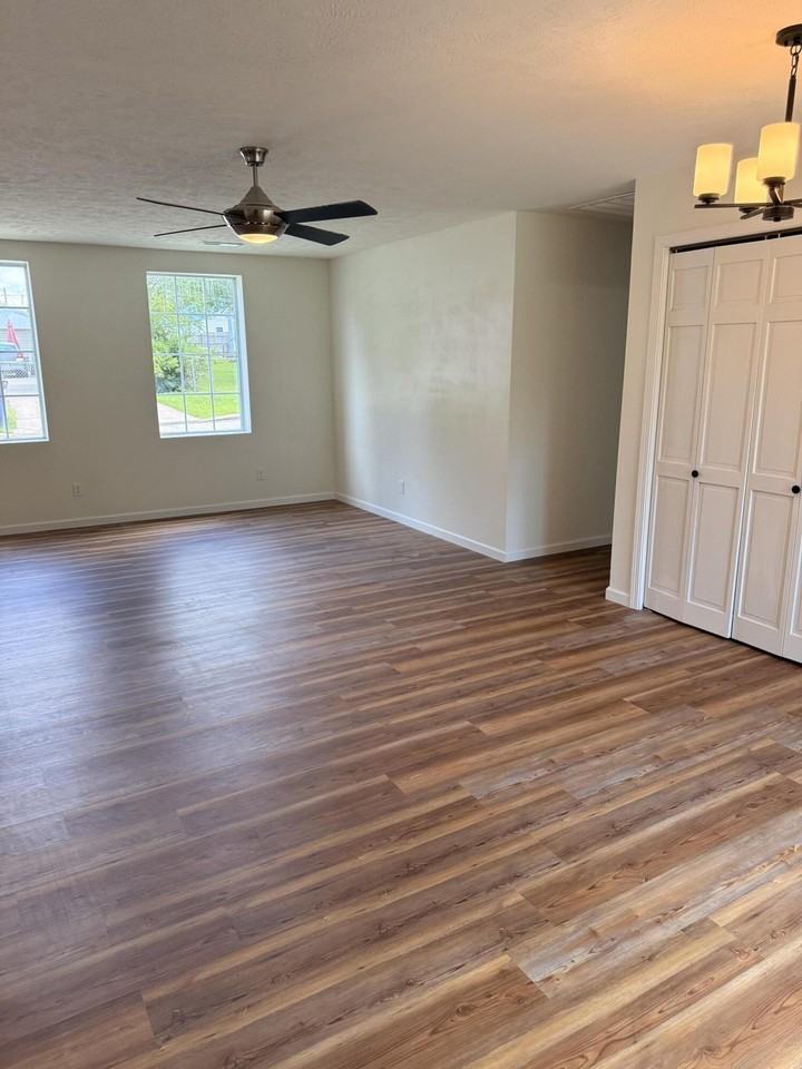410 W Benton St - Photo 5 of 19