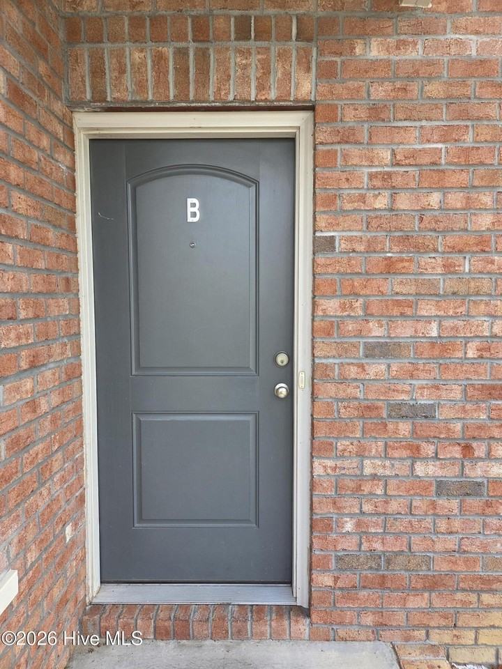 325 S Pointe Dr #B - Photo 2 of 17
