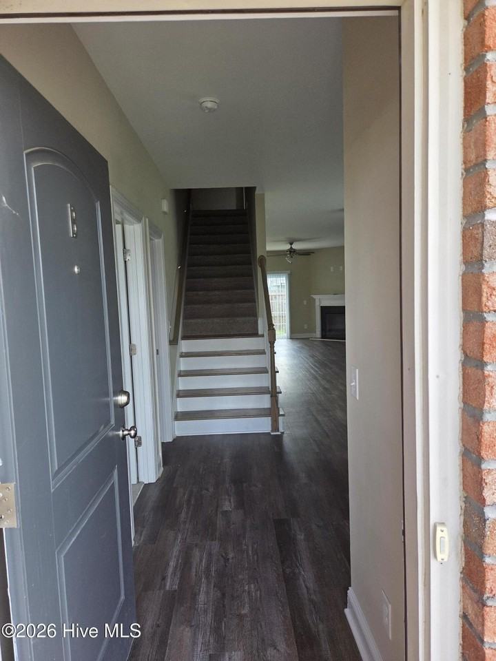325 S Pointe Dr #B - Photo 3 of 17