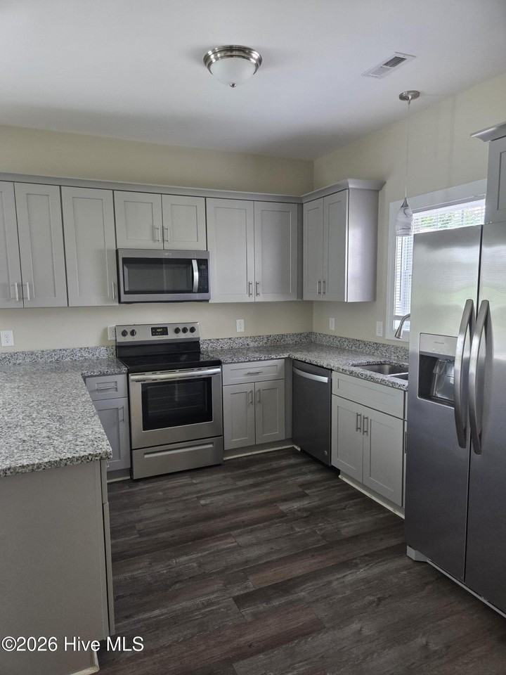 325 S Pointe Dr #B - Photo 4 of 17